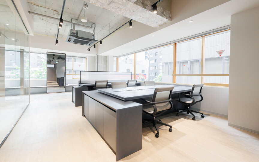 新富町駅徒歩5分、仲介手数料・原状回復不要のフルセットアップオフィスの写真1