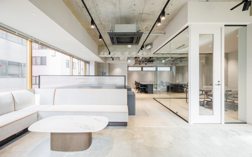 新富町駅徒歩5分、仲介手数料・原状回復不要のフルセットアップオフィス