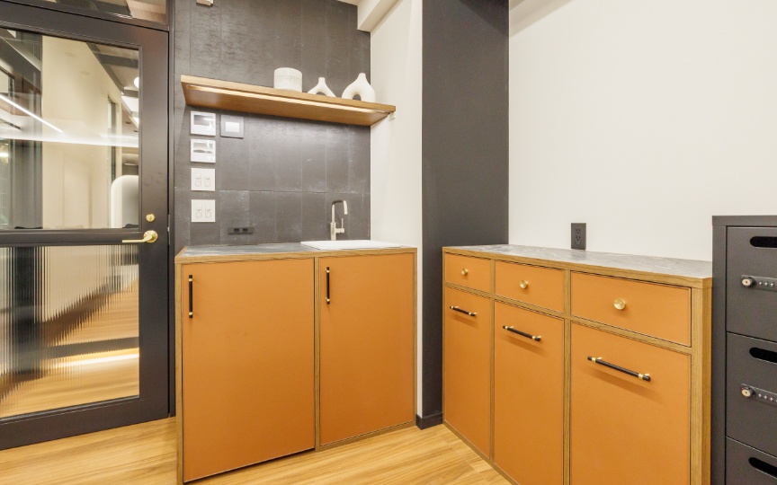 【移転コスト削減】西新宿エリア、デザイン性の高いWi-Fi付きフルセットアップオフィスの写真8