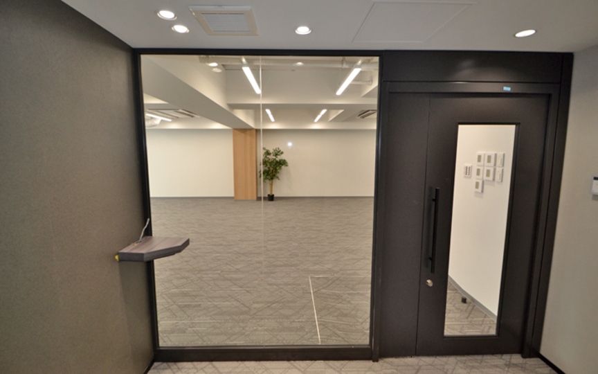 新富町駅徒歩3分、会議室2室完備、開放感溢れるセットアップオフィスの写真3