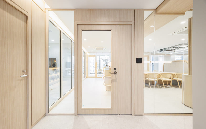 神保町駅徒歩3分、敷金最大0ヶ月！会議室も設置済みの築浅セットアップオフィスの写真1