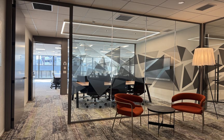 新橋駅徒歩6分、複数路線アクセス可能で利便性抜群なフルセットアップオフィス