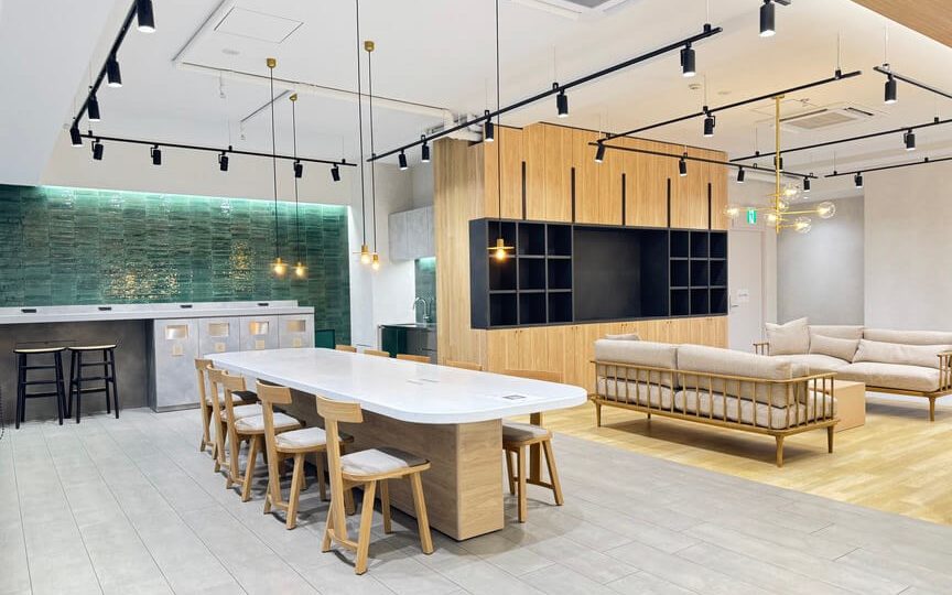 飯田橋駅徒歩7分、25年1月リニューアルのモダンなセットアップオフィス