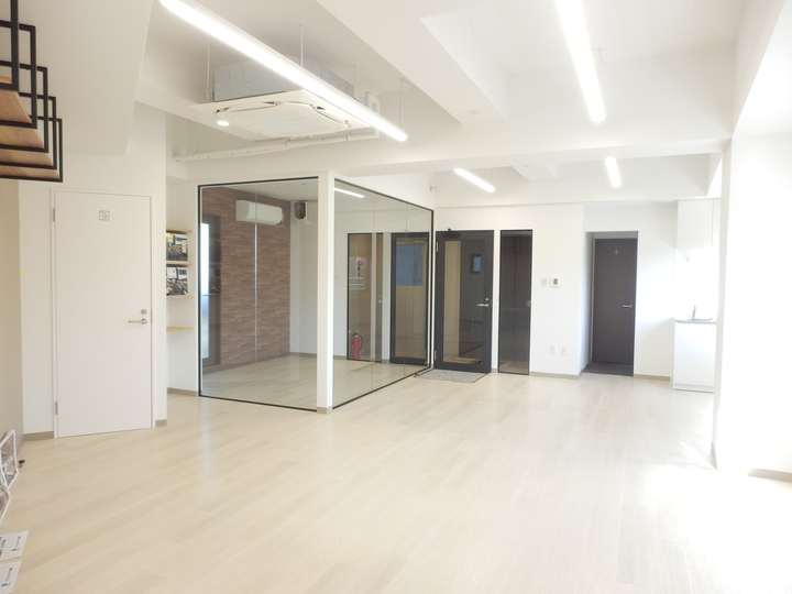 市ヶ谷駅徒歩4分！外濠の水辺を望む受付・会議室付きセットアップオフィス