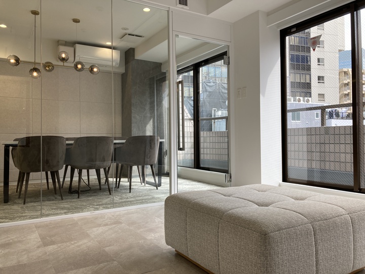 御成門駅徒歩4分！什器付き会議室完備のコンパクトなセットアップオフィス