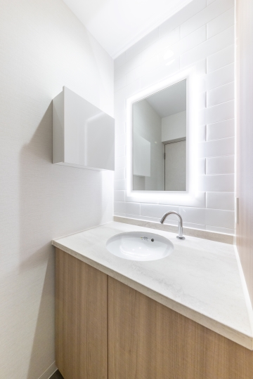 京橋駅徒歩4分！開放的なガラスパーテーション会議室付きセットアップオフィスの写真10