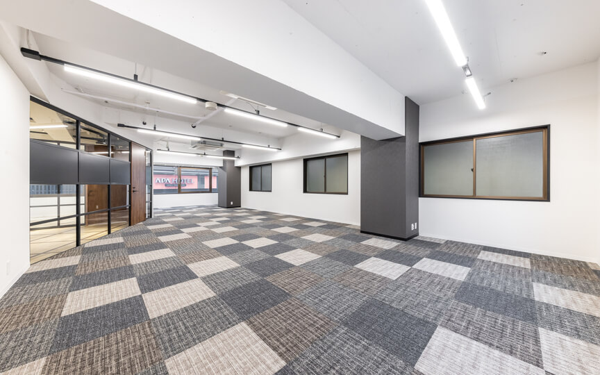 京橋駅徒歩4分！開放的なガラスパーテーション会議室付きセットアップオフィスの写真5