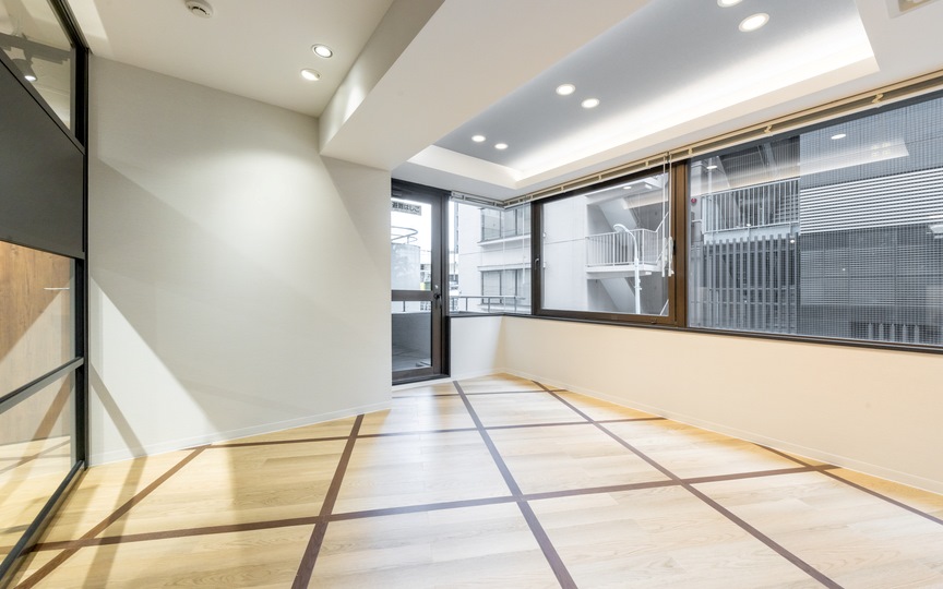 京橋駅徒歩4分！開放的なガラスパーテーション会議室付きセットアップオフィスの写真6