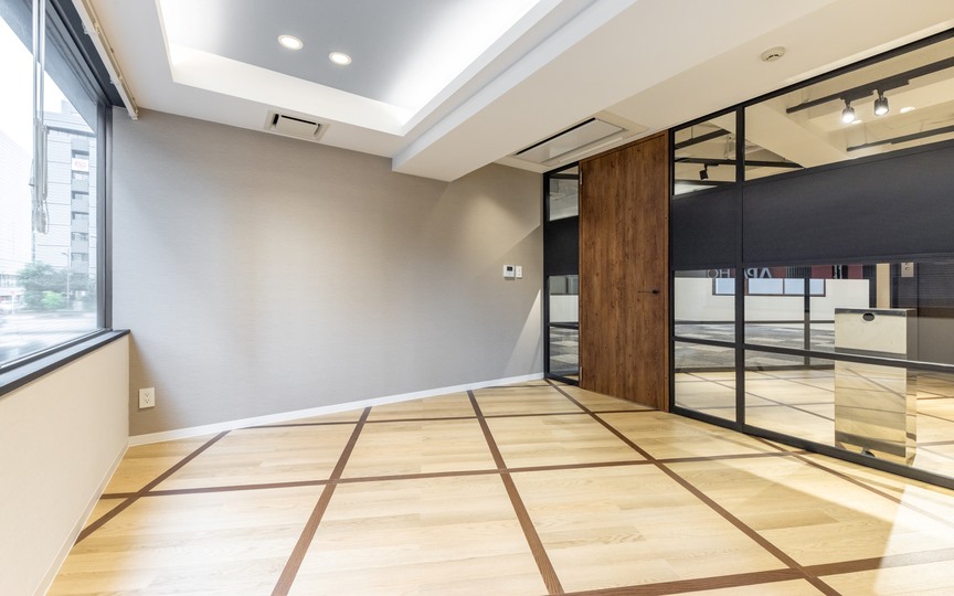 京橋駅徒歩4分！開放的なガラスパーテーション会議室付きセットアップオフィスの写真7