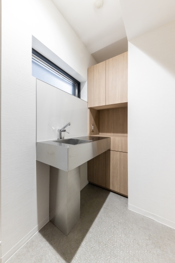 京橋駅徒歩4分！開放的なガラスパーテーション会議室付きセットアップオフィスの写真8