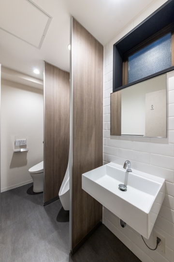 京橋駅徒歩4分！開放的なガラスパーテーション会議室付きセットアップオフィスの写真9