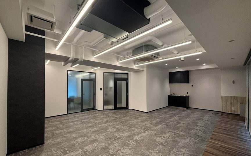 JR田町駅徒歩3分！港区のインナーバルコニー付きセットアップオフィス