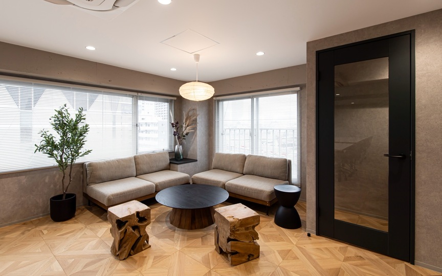 【原状回復不要】麻布十番駅徒歩1分の内装・什器付きフルセットアップオフィスの写真n3