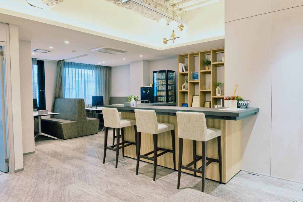 事業の拡大とともに会議室の不足が深刻化。自社オフィスでイベントを開催できないことに悩み