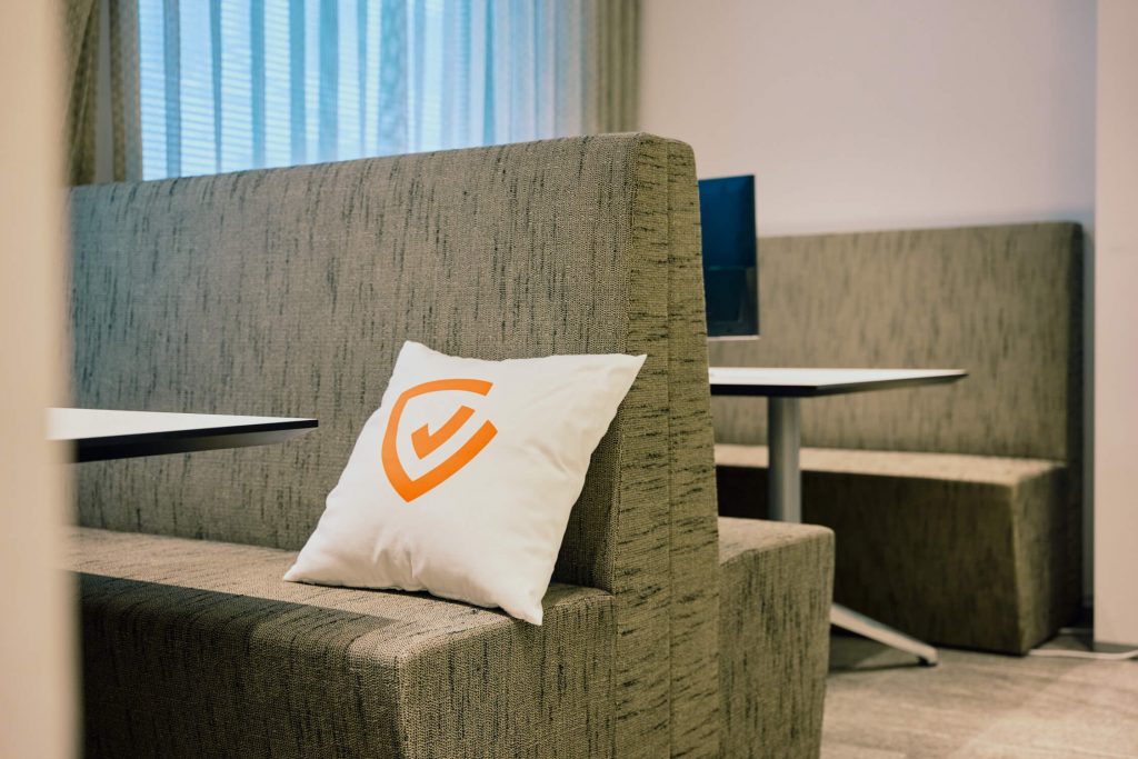 十分な会議室やオートロックを高く評価。オフィス家具はレンタルすることで初期費用を抑えた