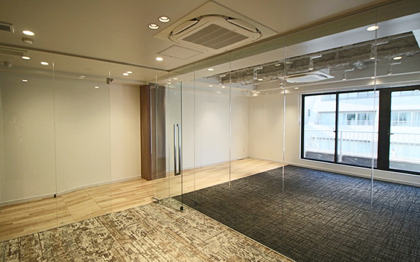 日本橋駅徒歩3分、専用バルコニーと屋上テラス付のセットアップオフィスの写真2