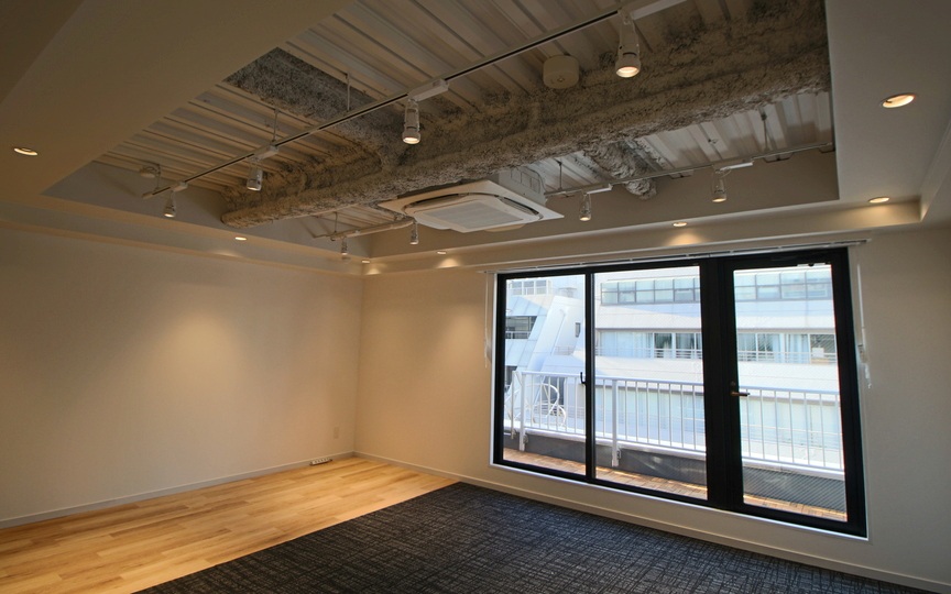 日本橋駅徒歩3分、専用バルコニーと屋上テラス付のセットアップオフィスの写真3