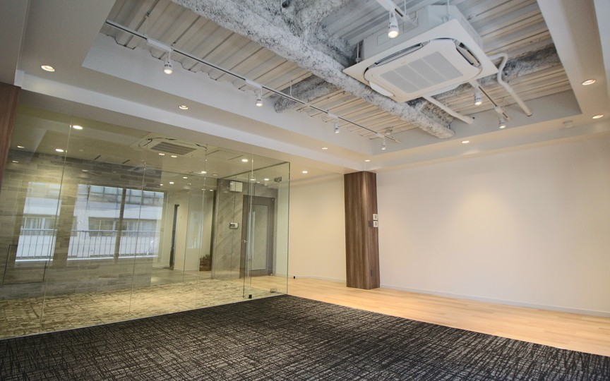 日本橋駅徒歩3分、専用バルコニーと屋上テラス付のセットアップオフィス