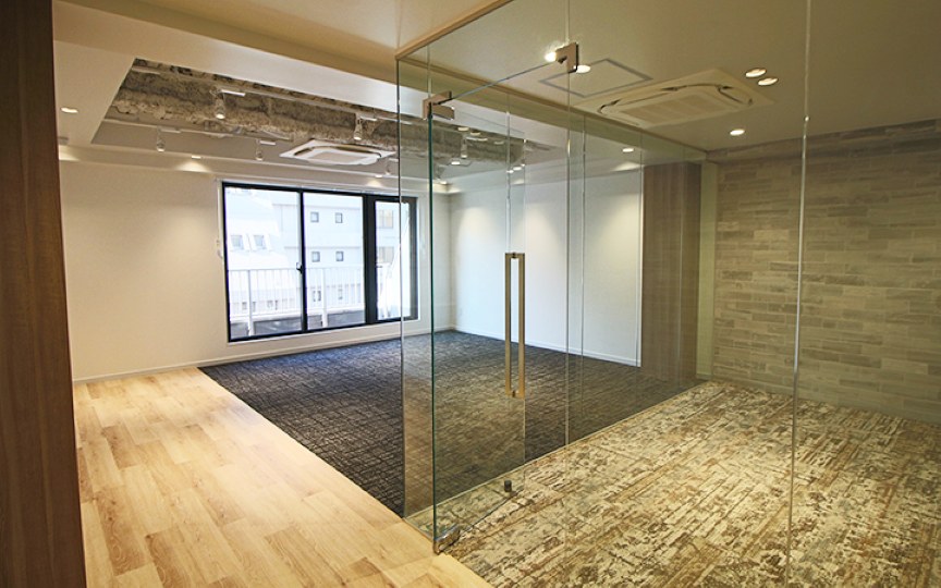 日本橋駅徒歩3分、専用バルコニーと屋上テラス付のセットアップオフィスの写真5