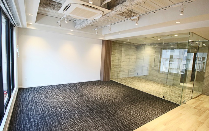 日本橋駅徒歩3分、専用バルコニーと屋上テラス付のセットアップオフィスの写真6