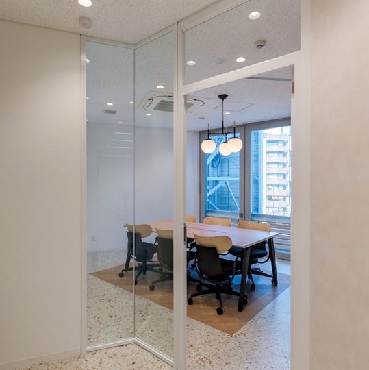 新橋駅徒歩2分！Wi-Fi完備の築浅フルセットアップオフィスの写真5