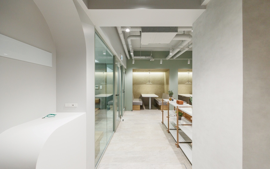 新宿御苑前駅徒歩6分！会議室・テレカンブース各2室完備のセットアップオフィスの写真2