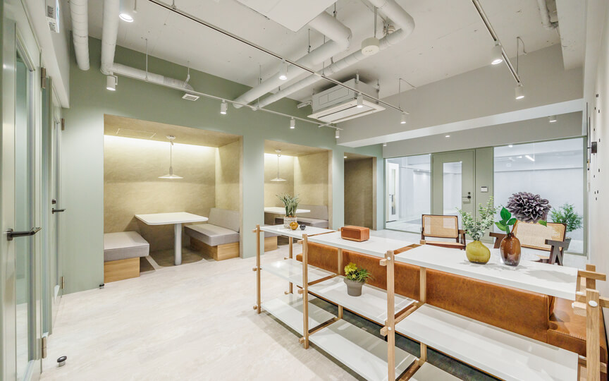 新宿御苑前駅徒歩6分！会議室・テレカンブース各2室完備のセットアップオフィスの写真3