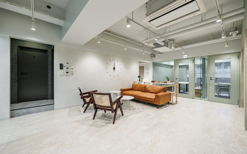 新宿御苑前駅徒歩6分！会議室・テレカンブース各2室完備のセットアップオフィスの写真4