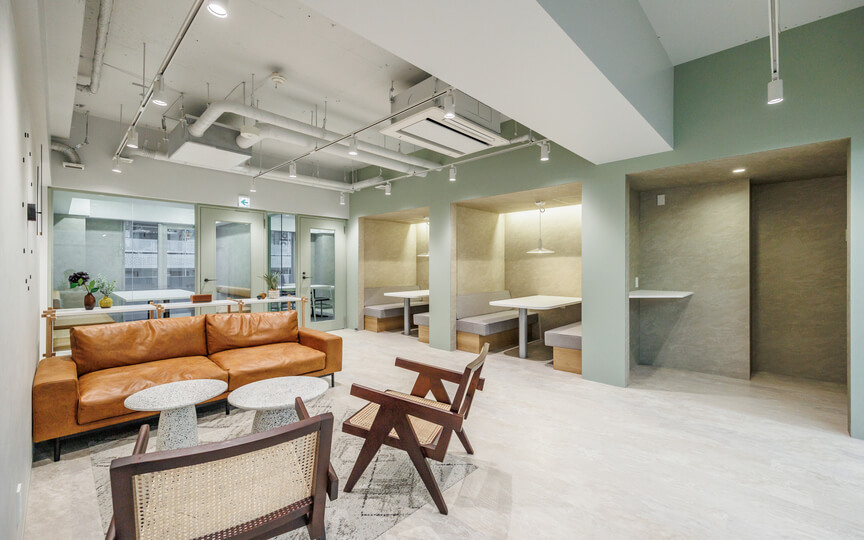 新宿御苑前駅徒歩6分！会議室・テレカンブース各2室完備のセットアップオフィス