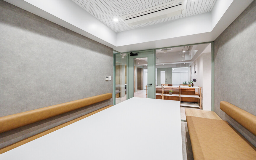 新宿御苑前駅徒歩6分！会議室・テレカンブース各2室完備のセットアップオフィスの写真9