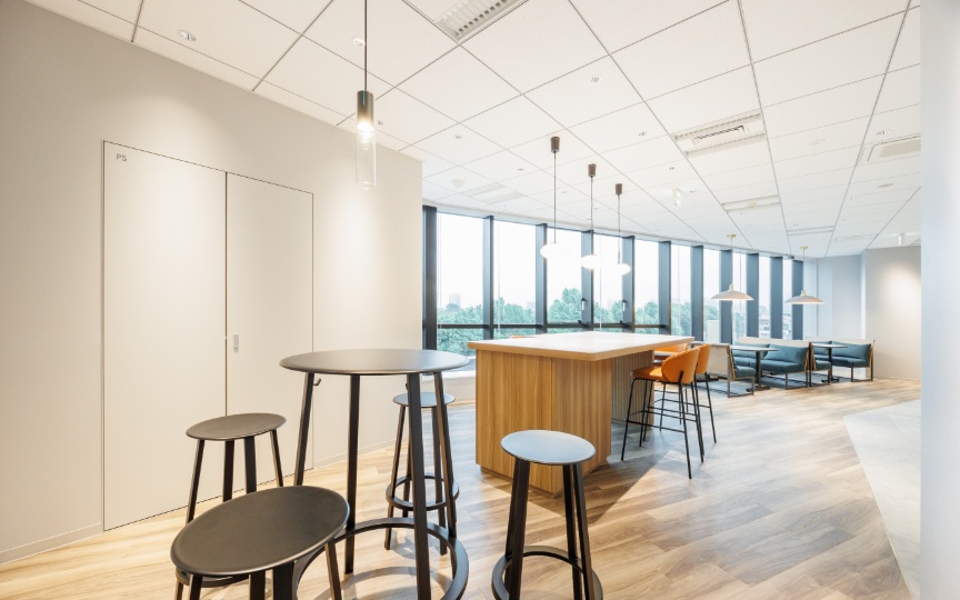 【仲介手数料不要】代々木駅徒歩4分、新宿御苑を臨む大規模セットアップオフィスの写真3