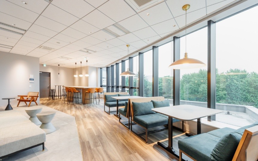 【仲介手数料不要】代々木駅徒歩4分、新宿御苑を臨む大規模セットアップオフィスの写真4