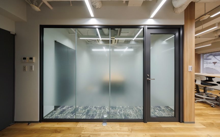 【原状回復不要】神田駅徒歩5分、オープンスペース充実のフルセットアップオフィスの写真10