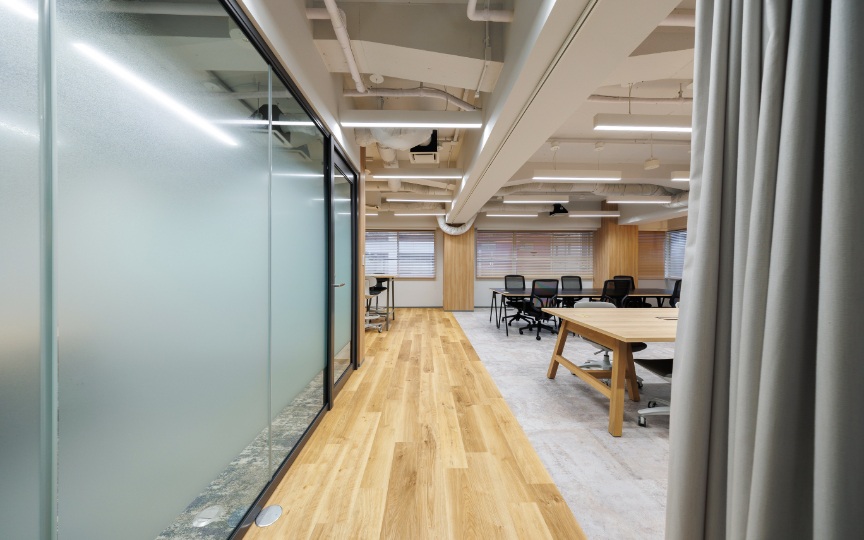 【原状回復不要】神田駅徒歩5分、オープンスペース充実のフルセットアップオフィスの写真3