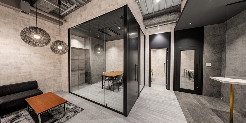 新宿駅徒歩圏内！ビル内共有ラウンジも利用可能な家具付きフルセットアップオフィス