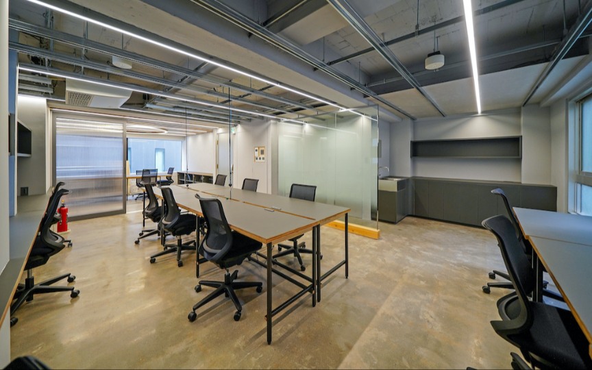 新橋駅徒歩1分！敷金最大0ヶ月の内装・家具付きフルセットアップオフィスの写真3