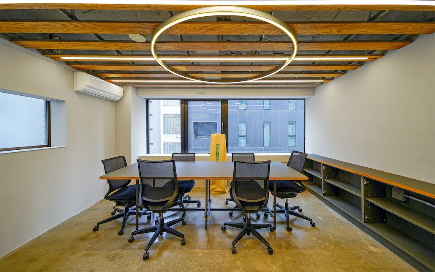 新橋駅徒歩1分！敷金最大0ヶ月の内装・家具付きフルセットアップオフィスの写真4