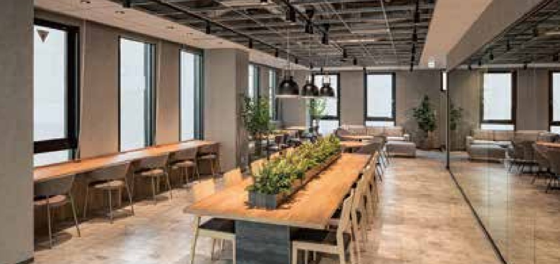 JR新宿駅徒歩7分、大規模スタートアップ向け築浅セットアップオフィスの写真1