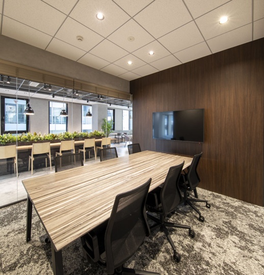 JR新宿駅徒歩7分、大規模スタートアップ向け築浅セットアップオフィスの写真3