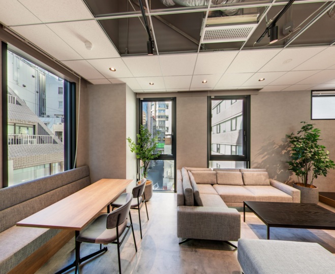 JR新宿駅徒歩7分、大規模スタートアップ向け築浅セットアップオフィス