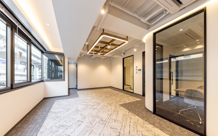 JR池袋駅徒歩圏内、モダンなデザインの内装付きセットアップオフィス