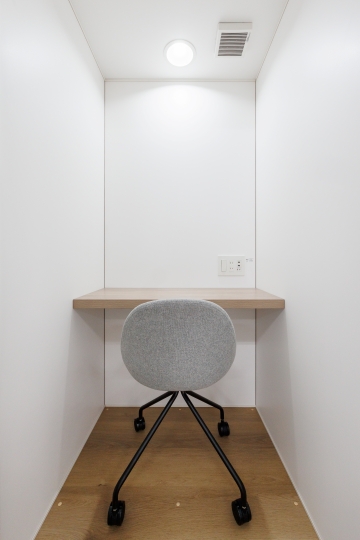 茅場町駅徒歩6分！即日入居可、会議室・ラウンジ付きのセットアップオフィスの写真1