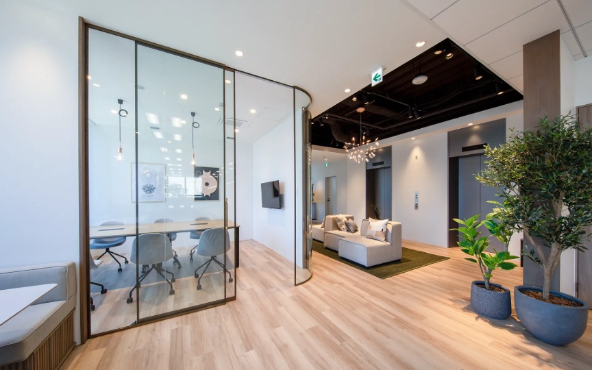 【敷金最大0】浜松町駅徒歩5分、眺望抜群の築浅フルセットアップオフィスの写真1