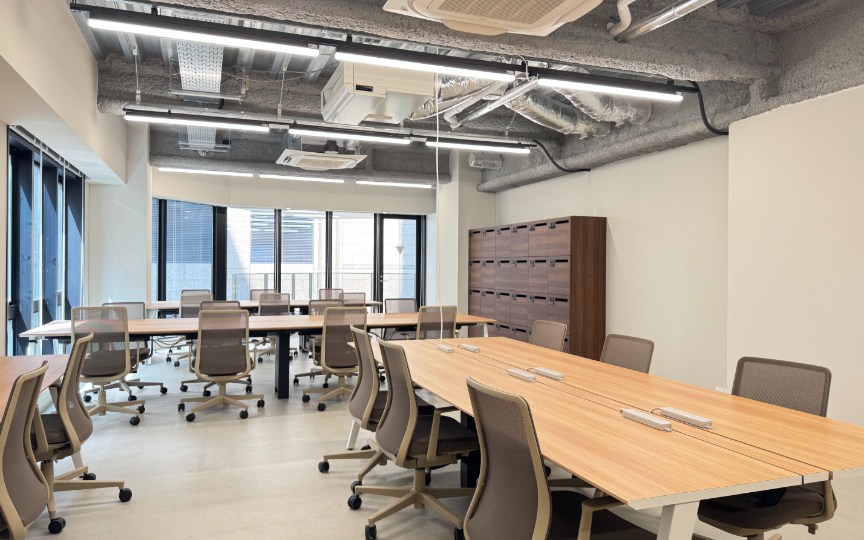 新橋駅徒歩3分！抜群の立地で機能性も十分の家具・什器付き新築フルセットアップオフィス