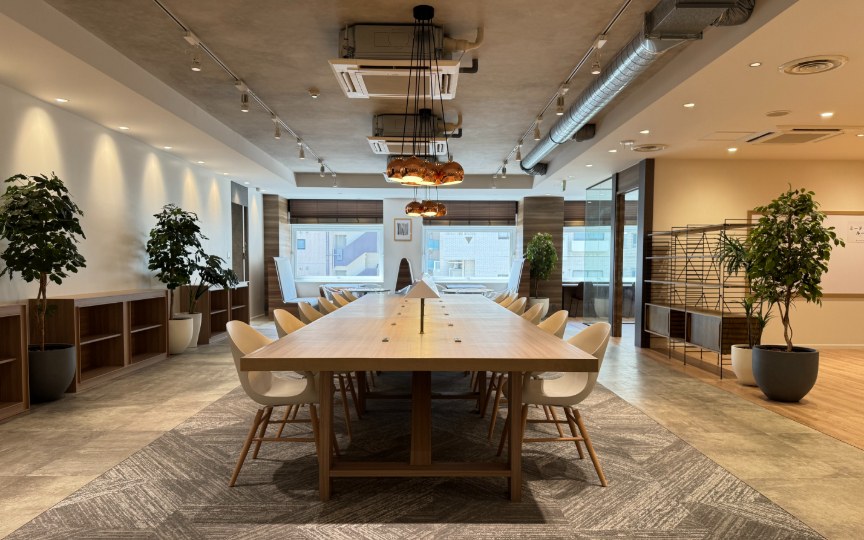 【仲介手数料不要】新宿御苑前駅徒歩6分、大規模向け内装付きセットアップオフィスの写真n2