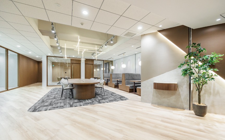 会議室3室／テレカンブース4室完備、銀座エリアの大規模向けセットアップオフィスの写真2