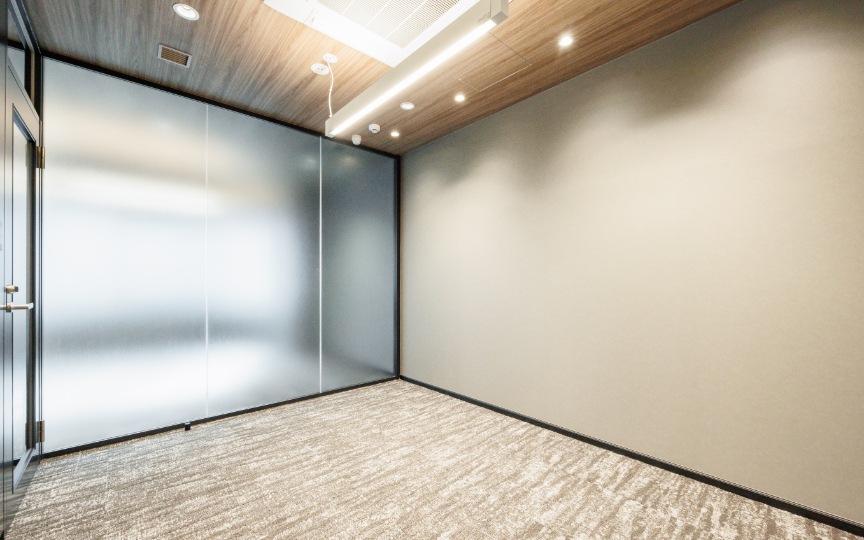 水天宮前駅徒歩3分、明るく快適な環境が魅力の内装付きセットアップオフィスの写真1