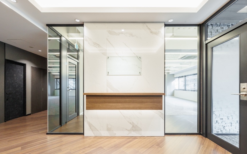 水天宮前駅徒歩3分、明るく快適な環境が魅力の内装付きセットアップオフィス