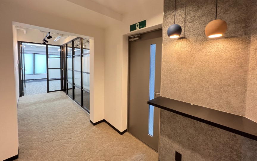 馬喰町駅徒歩5分、自然光を取り込む傾斜窓が魅力の会議室付きセットアップオフィスの写真2