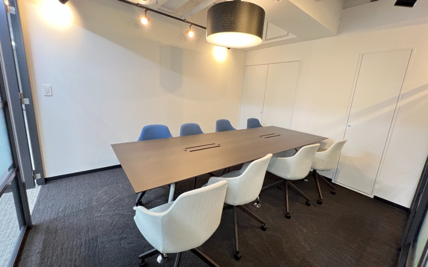 馬喰町駅徒歩5分、自然光を取り込む傾斜窓が魅力の会議室付きセットアップオフィスの写真3